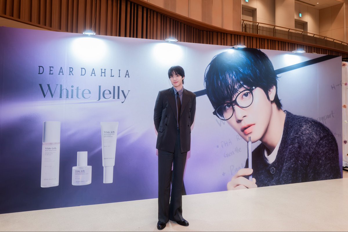 deardahlia_jp's tweet photo. 6/16(火)、DEAR DAHLIA ファンサイン会および@ cosme TOKYO POP-UPが無事に終了いたしました💜 

ご来場・ご応募いただいた皆さま、誠にありがとうございました。 

ファンサイン会当日は、所属事務所様のご厚意により特別にフォトタイムを実施していただきました✨ 
また、フォトタイムで撮影した写真および会場内・会場周辺の写真につきましては、SNSへの掲載許可をいただいております！

 今回ご参加いただけなかった皆さまにもお楽しみいただけるよう、今後もさまざまな企画をご用意してまいりますので、ぜひ楽しみにお待ちください🥰 

これからもDEAR DAHLIA、そしてアンヒョソプさんへの温かいご声援をよろしくお願いいたします🌸

#안효섭 #アンヒョソプ #サイン会 #アットコスメ #ポップアップ #韓国コスメ #血色メイク #チーク #ツヤ肌 #キラキラ #ディアダリア #q0010 #bb #deardahlia