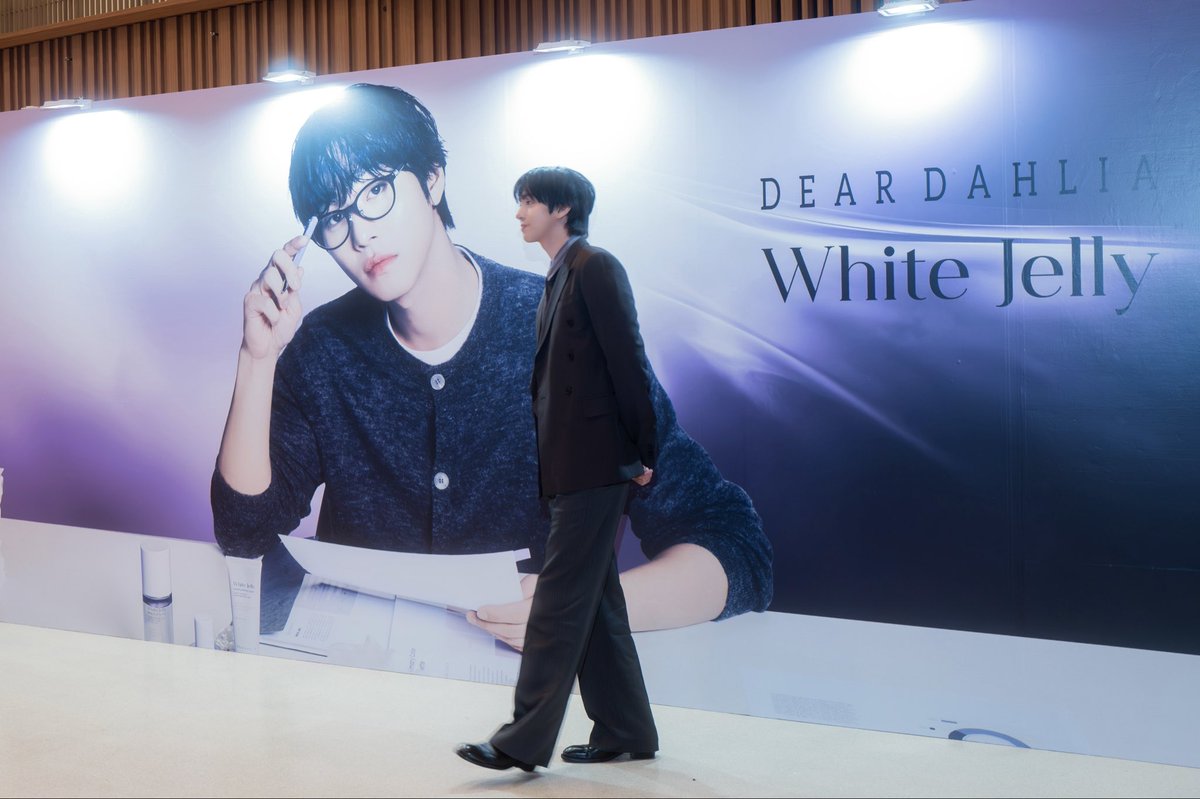 deardahlia_jp's tweet photo. 6/16(火)、DEAR DAHLIA ファンサイン会および@ cosme TOKYO POP-UPが無事に終了いたしました💜 

ご来場・ご応募いただいた皆さま、誠にありがとうございました。 

ファンサイン会当日は、所属事務所様のご厚意により特別にフォトタイムを実施していただきました✨ 
また、フォトタイムで撮影した写真および会場内・会場周辺の写真につきましては、SNSへの掲載許可をいただいております！

 今回ご参加いただけなかった皆さまにもお楽しみいただけるよう、今後もさまざまな企画をご用意してまいりますので、ぜひ楽しみにお待ちください🥰 

これからもDEAR DAHLIA、そしてアンヒョソプさんへの温かいご声援をよろしくお願いいたします🌸

#안효섭 #アンヒョソプ #サイン会 #アットコスメ #ポップアップ #韓国コスメ #血色メイク #チーク #ツヤ肌 #キラキラ #ディアダリア #q0010 #bb #deardahlia