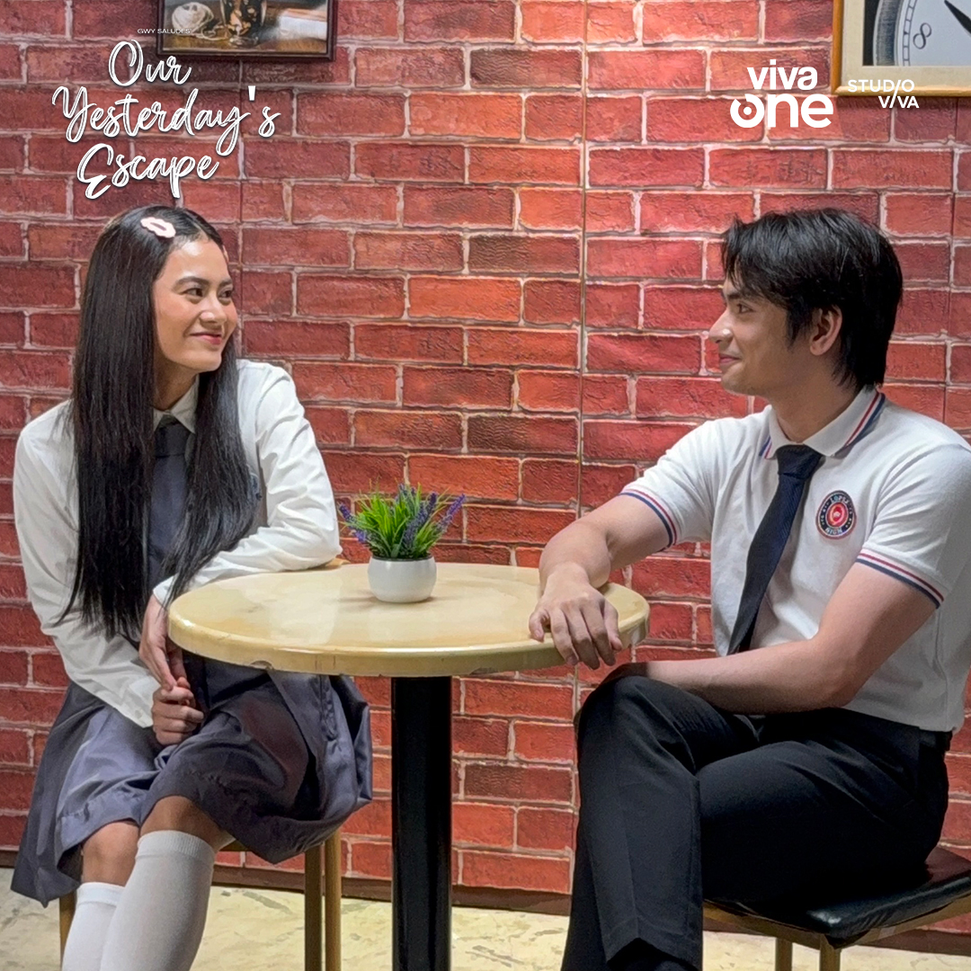 StudioVivaPH's tweet photo. Iba talaga kapag ShaKierra na ang nagtitigan, grabe ang chemistry.

Our Yesterday's Escape streaming this August 29 only on Viva One.

#OurYesterdaysEscape
#OYE
#NicoleOmillo | #JairusAquino
#JaiNicole | #ShaKierra
#UniverKada
#StudioViva https://t.co/bOLGgzoYrl