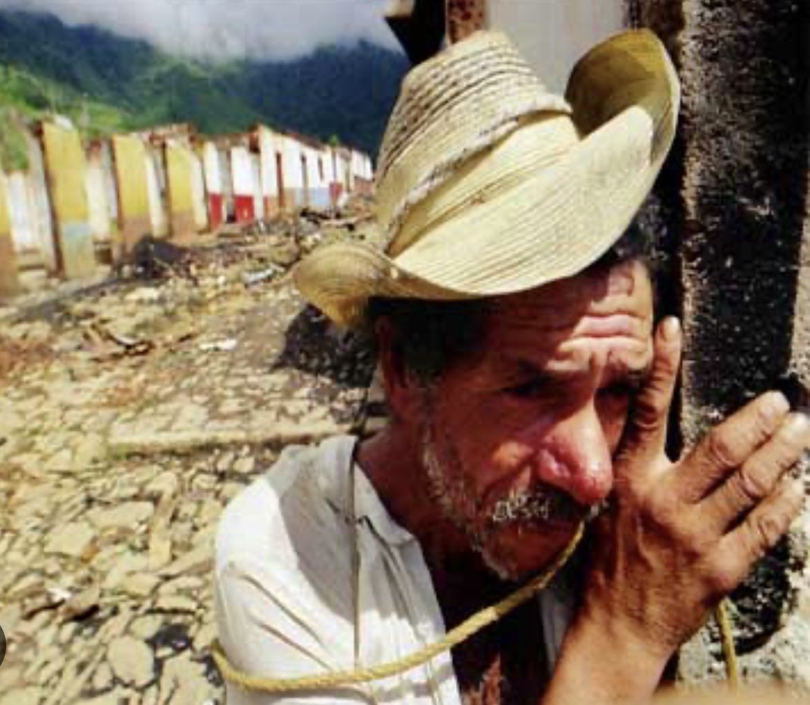 jorgerojas2022's tweet photo. Esta foto publicada por el diario @ELTIEMPO se convirtió en la imagen del desplazamiento forzado en Colombia a finales de la década de los años 90. 

Corresponde a la salida apresurada de todos los habitantes del corregimiento aro Aro, municipio de Ituango, departamento de Antioquia, luego de la masacre perpetrada por grupos paramilitares el 22 de octubre de 1997. 

Por esa masacre la Fiscalía acaba de abrir investigación formal al exgobernador de Antioquia Álvaro Uribe Vélez.