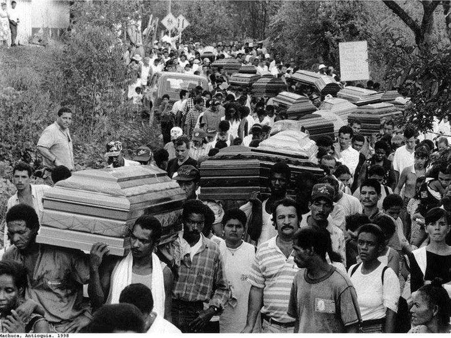 jorgerojas2022's tweet photo. Esta foto publicada por el diario @ELTIEMPO se convirtió en la imagen del desplazamiento forzado en Colombia a finales de la década de los años 90. 

Corresponde a la salida apresurada de todos los habitantes del corregimiento aro Aro, municipio de Ituango, departamento de Antioquia, luego de la masacre perpetrada por grupos paramilitares el 22 de octubre de 1997. 

Por esa masacre la Fiscalía acaba de abrir investigación formal al exgobernador de Antioquia Álvaro Uribe Vélez.