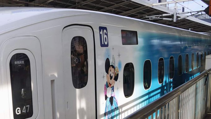 Cultural6Hub's tweet photo. ディズニ��新幹線運行開始！✨
JR東海が本日、東京ディズニーシー25周年をテーマにした特別車両をデビュー。
ディズニーキャラクターが側面を彩る東海道新幹線、2027年3月中旬まで運行予定📷#ディズニー新幹線 #東海道新幹線 https://t.co/akNli1EsuE
