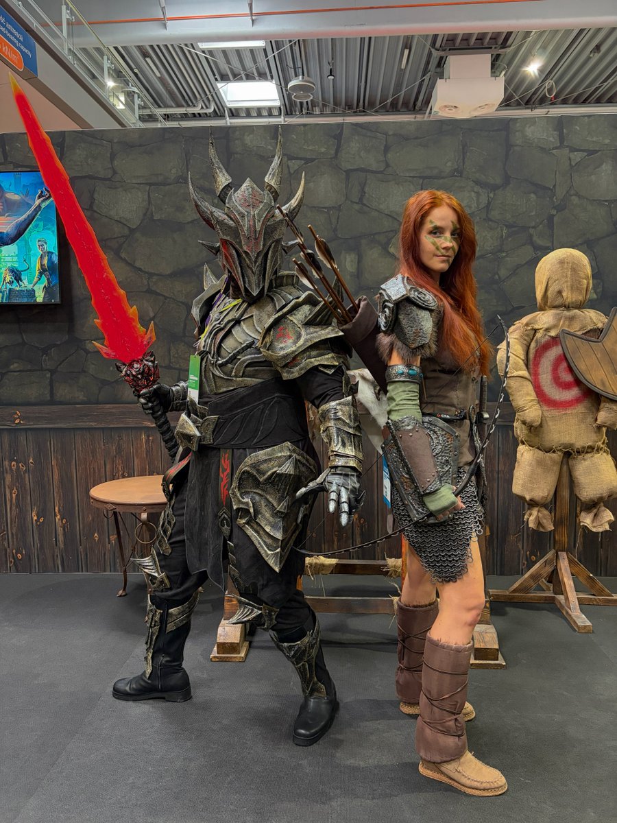 bethesda_pl's tweet photo. 🔥 Zaczynamy @Pyrkon 2026 🔥

Przez cały weekend odwiedzajcie nas w hali 6C żeby zagrać w @TESOnline, sprawdzić się w wyzwaniu Dragonknighta, zdobyć Pyrkoszulkę, zjeść słodką bułkę i zrobić sobie fotkę z naszymi cosplayer(k)ami!

A jeśli nie możecie być na miejscu w Poznaniu, śledźcie nasze Insta Stories: https://t.co/VwyZcdg53i.