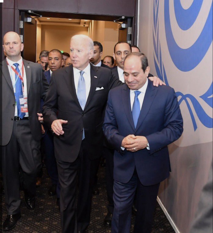 ABDALLA_ALTABEY's tweet photo. عندنا 4 نسخ من السيسي العرص:
-السيسي في المسجد وهو كاره نفسه والمكان ومن حوله.
-السيسي في الكنيسه وهو متهلل وفرحان وحاسس إنه ببيته.
-السيسي مع المصريين وهو بيشخط وينطر وعامل فيها فرعون.
-السيسي مع الأجانب وهو منسون وعامل فيها الست اللعوب التي تبحث عن علاقة جنسيه. https://t.co/gUooBey4HT
