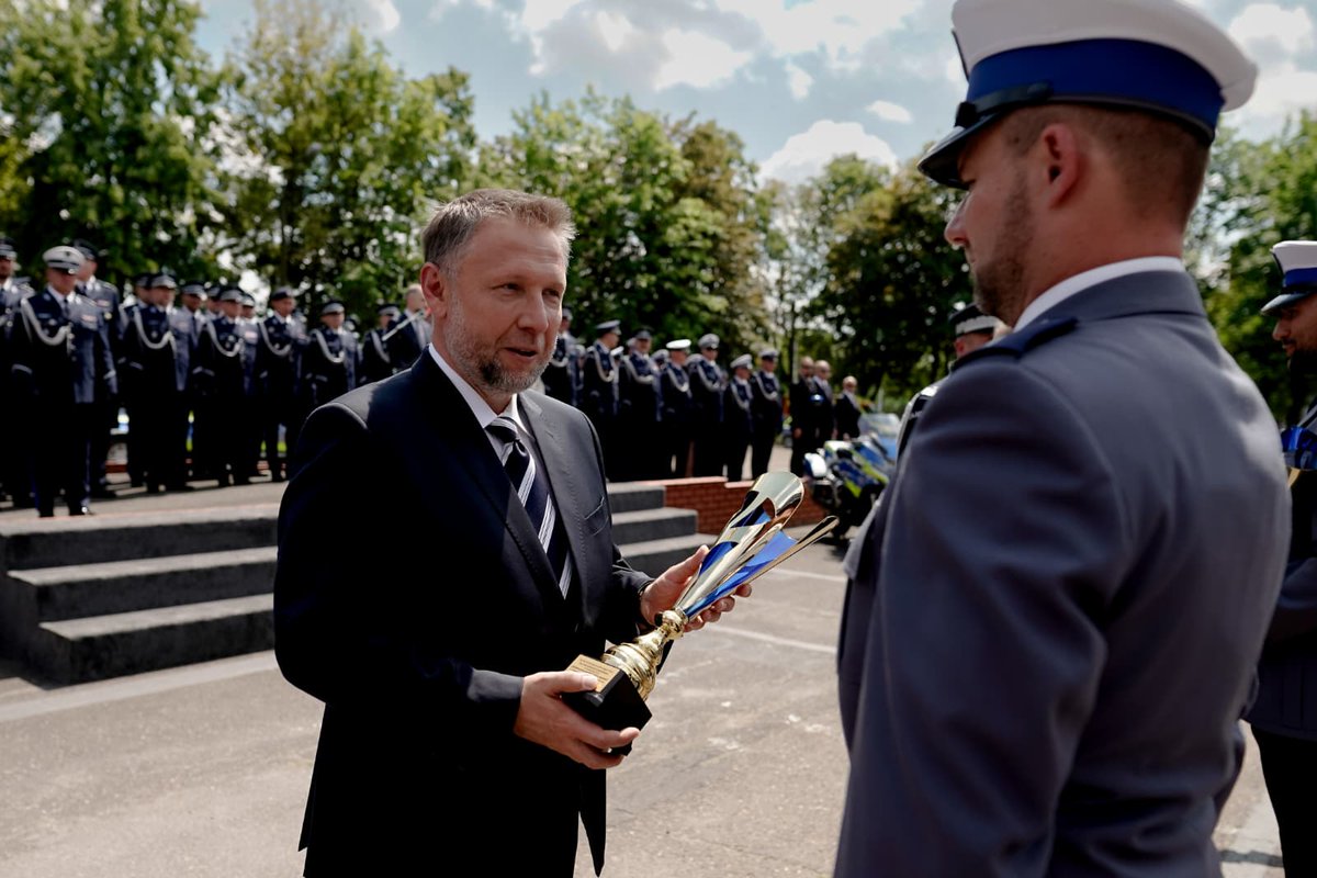 MSWiA_GOV_PL's tweet photo. 📍 Sieradz | Minister @MKierwinski oraz wiceminister @czeslawmroczek wręczyli nagrody zwycięzcom XXXVI Edycji Ogólnopolskiego Konkursu „Policjant Ruchu Drogowego” w sześciu kategoriach, w klasyfikacji indywidualnej oraz drużynowej. https://t.co/bpQIFua0Lj