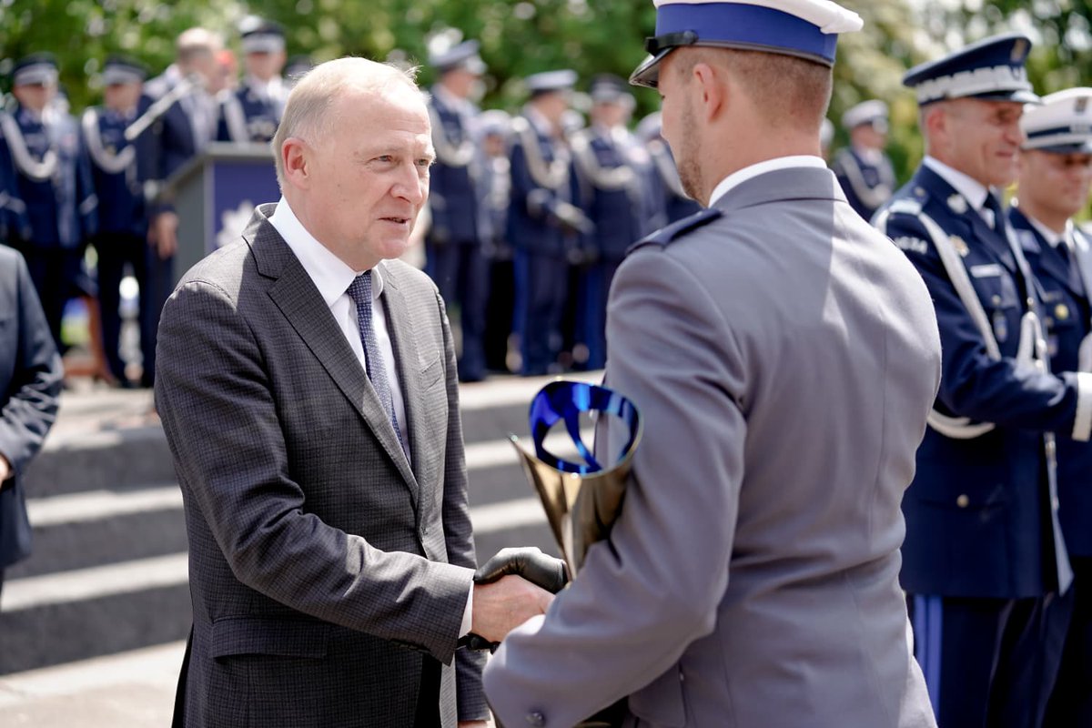 MSWiA_GOV_PL's tweet photo. 📍 Sieradz | Minister @MKierwinski oraz wiceminister @czeslawmroczek wręczyli nagrody zwycięzcom XXXVI Edycji Ogólnopolskiego Konkursu „Policjant Ruchu Drogowego” w sześciu kategoriach, w klasyfikacji indywidualnej oraz drużynowej. https://t.co/bpQIFua0Lj