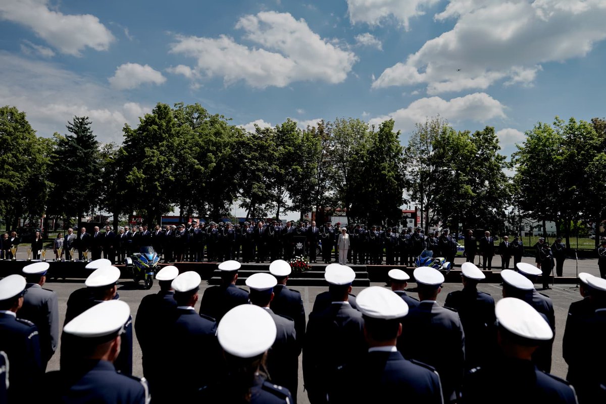 MSWiA_GOV_PL's tweet photo. 📍 Sieradz | Minister @MKierwinski oraz wiceminister @czeslawmroczek wręczyli nagrody zwycięzcom XXXVI Edycji Ogólnopolskiego Konkursu „Policjant Ruchu Drogowego” w sześciu kategoriach, w klasyfikacji indywidualnej oraz drużynowej. https://t.co/bpQIFua0Lj