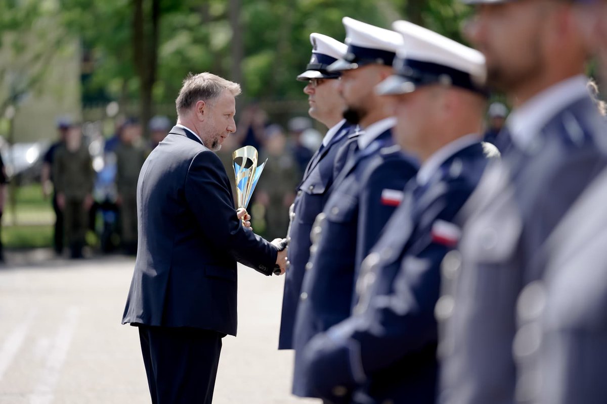 MSWiA_GOV_PL's tweet photo. 📍 Sieradz | Minister @MKierwinski oraz wiceminister @czeslawmroczek wręczyli nagrody zwycięzcom XXXVI Edycji Ogólnopolskiego Konkursu „Policjant Ruchu Drogowego” w sześciu kategoriach, w klasyfikacji indywidualnej oraz drużynowej. https://t.co/bpQIFua0Lj