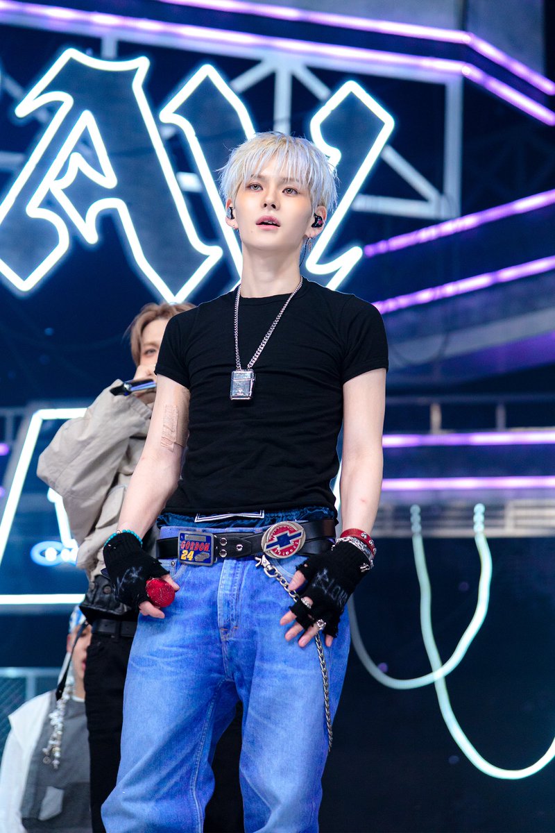 YSHR_18's tweet photo. 📸260607 인기가요 #현장포토 #요시 https://t.co/ugJVsHMsT1