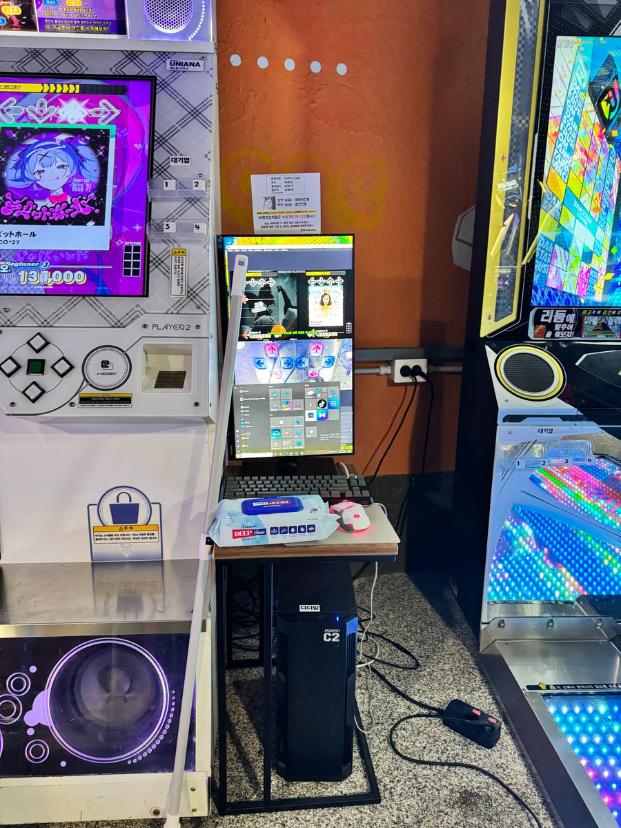 _thebunker_'s tweet photo. 버튼 게임용 소독 티슈는 선반 / DDR,댄스러쉬 발판용 티슈는 각 방송장비 앞에 구분하여 비치 했습니다 https://t.co/eUNzeB21CJ