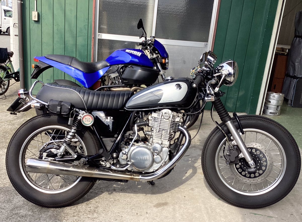 KandH_seat's tweet photo. 仕上がりましたシートのお引き取りご来店です！
既に弊社SR400用で一番シート高の高いテールホップシートをお使いいただいておりますが、タイヤを太くしたらだいぶ高くなってしまった模様、、😆
今回は低めの段付きシートをご選択いただきました！これで高い低いの二刀流ができますね！👍
新しいシートでもいっぱい走ってくださいね〜💨お買い上げ誠にありがとうございます！(staff o)