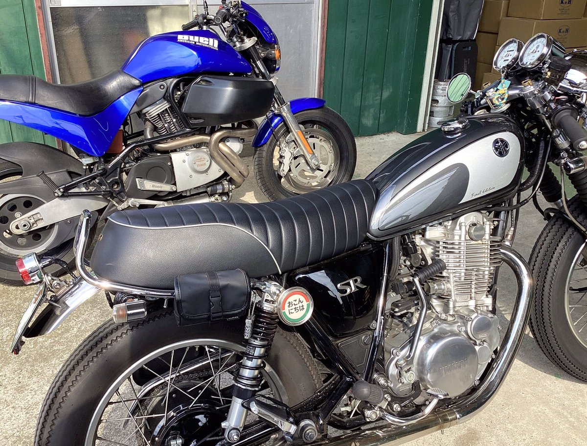 KandH_seat's tweet photo. 仕上がりましたシートのお引き取りご来店です！
既に弊社SR400用で一番シート高の高いテールホップシートをお使いいただいておりますが、タイヤを太くしたらだいぶ高くなってしまった模様、、😆
今回は低めの段付きシートをご選択いただきました！これで高い低いの二刀流ができますね！👍
新しいシートでもいっぱい走ってくださいね〜💨お買い上げ誠にありがとうございます！(staff o)