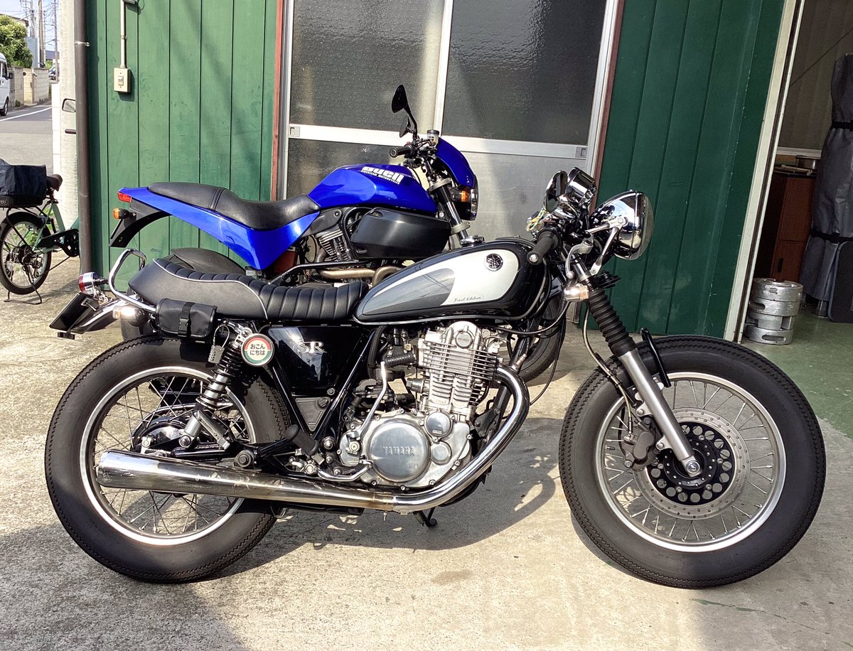 KandH_seat's tweet photo. 仕上がりましたシートのお引き取りご来店です！
既に弊社SR400用で一番シート高の高いテールホップシートをお使いいただいておりますが、タイヤを太くしたらだいぶ高くなってしまった模様、、😆
今回は低めの段付きシートをご選択いただきました！これで高い低いの二刀流ができますね！👍
新しいシートでもいっぱい走ってくださいね〜💨お買い上げ誠にありがとうございます！(staff o)