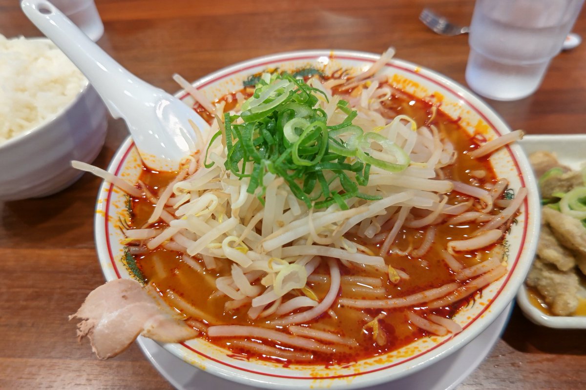 take88Kten's tweet photo. 近所の魁力屋にて辛みそモヤシラーメン＋豚から定食ライス大を。
辛さはちょうどいい感じですがあまり深みのないスープ。
そしてこの食感の良くない極細麺。
もう少し太めの麺にしてほしいけど回転効率とかの事情もあるんでしょうねえ🤔 https://t.co/C4mo28h0f2