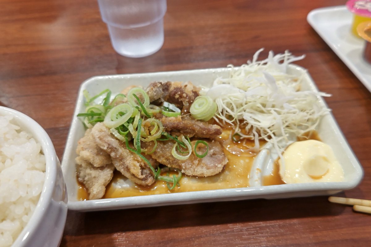 take88Kten's tweet photo. 近所の魁力屋にて辛みそモヤシラーメン＋豚から定食ライス大を。
辛さはちょうどいい感じですがあまり深みのないスープ。
そしてこの食感の良くない極細麺。
もう少し太めの麺にしてほしいけど回転効率とかの事情もあるんでしょうねえ🤔 https://t.co/C4mo28h0f2