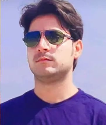 Shubhamshuklamp's tweet photo. ये सच है कि भरत तिवारी ना तो भगत सिंह हैं ना ही देश में अंग्रेजों का शासन है, लेकिन प्रसंग सबको पढ़ना चाहिए:-

भगत सिंह ने जब 8 अप्रैल 1929 को असेंबली में बम फेका था तो वो बम कम क्षमता के थे और इस तरह फेके गए थे कि किसी की मौत ना हो। बम फेकने के दौरान भगत सिंह ने पर्चियां उड़ाई थीं उसमें लिखा था:- 

“बहरे कानों को सुनाने के लिए धमाकों की ज़रूरत पड़ती है.”

बिहार के भरत तिवारी भगत सिंह और चंद्रशेखर आजाद को पढ़ते थे। भरत तिवारी जवईनिया गांव के बाढ़ पीड़ितों के लिए लगातार आवाज उठा रहे थे। लेकिन उनकी कोई सुनने वाला नहीं था। इसलिए उस व्यक्ति ने कानून को अपने हाथों में लेने का अपराध किया। जो गलत था। लेकिन इतना बड़ा अपराध कि गिरफ्तारी के बाद एनकाउंटर?

भरत तिवारी ने ऐसा कृत्य किया ताकि पीड़ितों की आवाज पूरे बिहार तक पहुँचे। उसके बाद उसने सरेंडर कर दिया। फिर पता नहीं कब, क्यों पुलिस ने एनकाउंटर में उसे 4 गोली मारी। जहाँ अस्पताल में उनकी मौत हो गई।

भगत सिंह के बम फेकने के बाद भी अंग्रेजी हुकूमत ने एनकाउंटर नही किया था। फांसी देने का महापाप तो किया लेकिन ढोंग ही सही प्रोसीजर को फ़ॉलो करते दिखाया। लेकिन आजाद देश में?

यहाँ ख़ुद कोर्ट, वकील, जज बनकर एनकाउंटर कर दिया गया। जबकि भरत तिवारी ना तो हिस्ट्रीशीटर थे ना अपराधी। सजा उतनी ही मिलनी चाहिए थी जितना अपराध हो