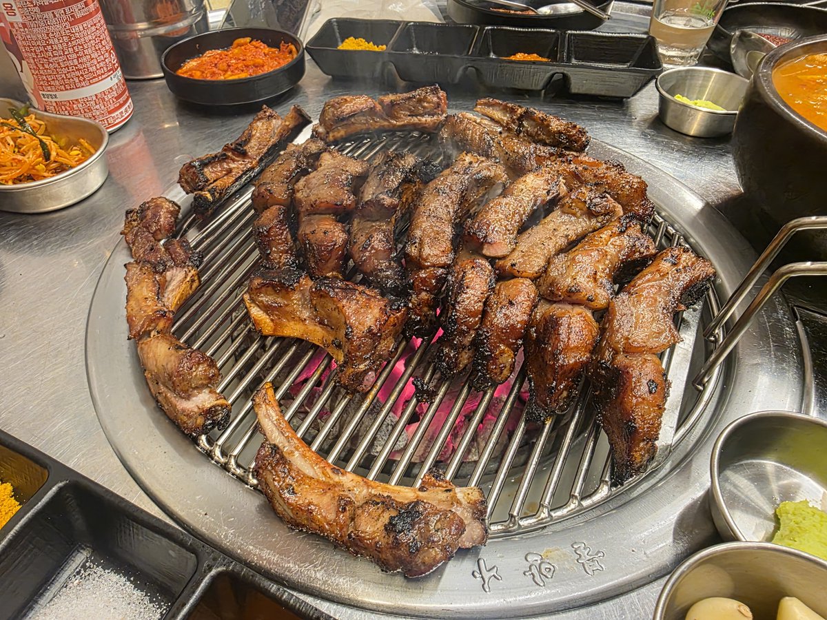 HCUTE__'s tweet photo. 윈둥이들이랑 냠냠냠 ㅎㅁㅎ 💕
피자가 안정환 피지래 히히
재환이 맛난거 많이 묵고 좋은 밤 보내잉 
#김재환_밥은_잘먹고있냐
#윈드_나도_같이먹자 #김재환 https://t.co/sMsreTo6WM