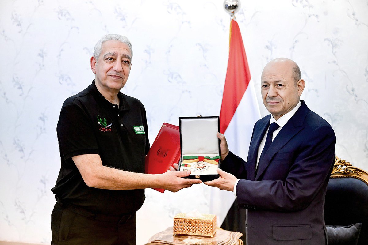 AlgosaibiOusama's tweet photo. بمناسبة الإعلان عن تمديد عقد تنفيذ مشروع «مسام» أتقدم بخالص الشكر والتقدير لفخامة الرئيس الدكتور رشاد محمد العليمي رئيس مجلس القيادة الرئاسي القائد الأعلى للقوات المسلحة، والحكومة اليمنية، واللجنة الوطنية للتعامل مع الألغام على دعمهم ومساندتهم لأعمال المشروع. 
#السعودية #اليمن
@MasamProject