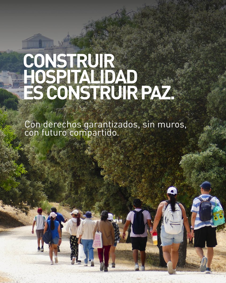 AmoverseONG's tweet photo. #DíaDeLasPersonasRefugiadas
Millones de personas forzadas a dejar su hogar merecen protección, no fronteras.
Desde los Caminos de Hospitalidad en Madrid, @pueblos_unidos y @AmoverseONG alzamos la voz:  hospitalidad es construir paz para todas las personas refugiadas y migrantes https://t.co/JgHr6Xucuv