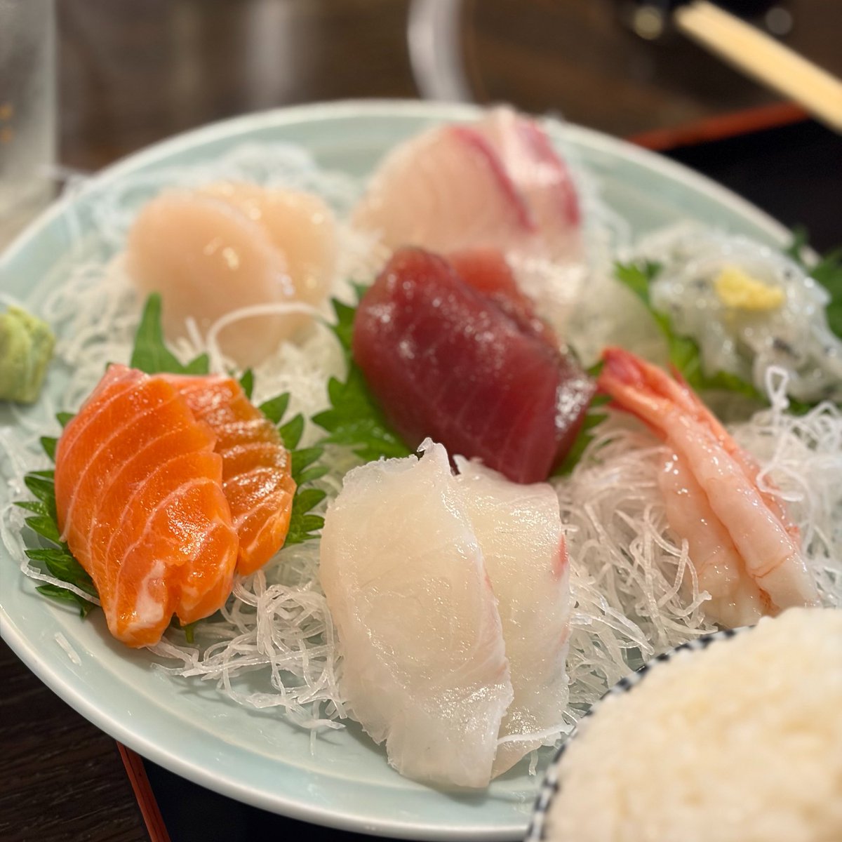 SATOCURE's tweet photo. 取引先の社長とごはん。松戸『新屋』のお刺身定食。お刺身おいしい！ごはん山盛り！ https://t.co/H50GTiIejs