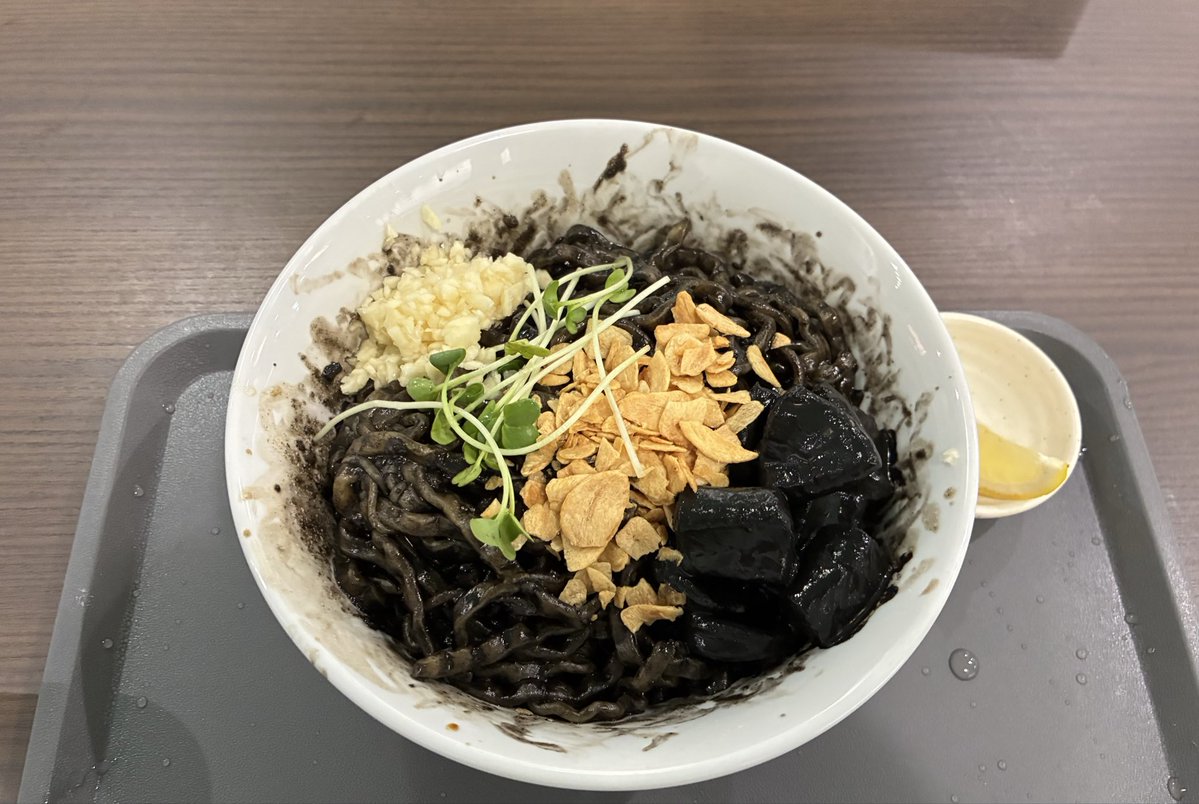 asaplusplus's tweet photo. ラーメン作戦レベルアップさんで初めて冒険してきた😄
限定のイカスミが美味そうでヘルシー？っぽかったから思わず注文。
ちゃんと肉じゃなくてイカ入ってて満足🦑
美味かったから次は普通のを
店内BGMがピコピコ音でオタクに刺さるね。 https://t.co/Z3HtG1xWII