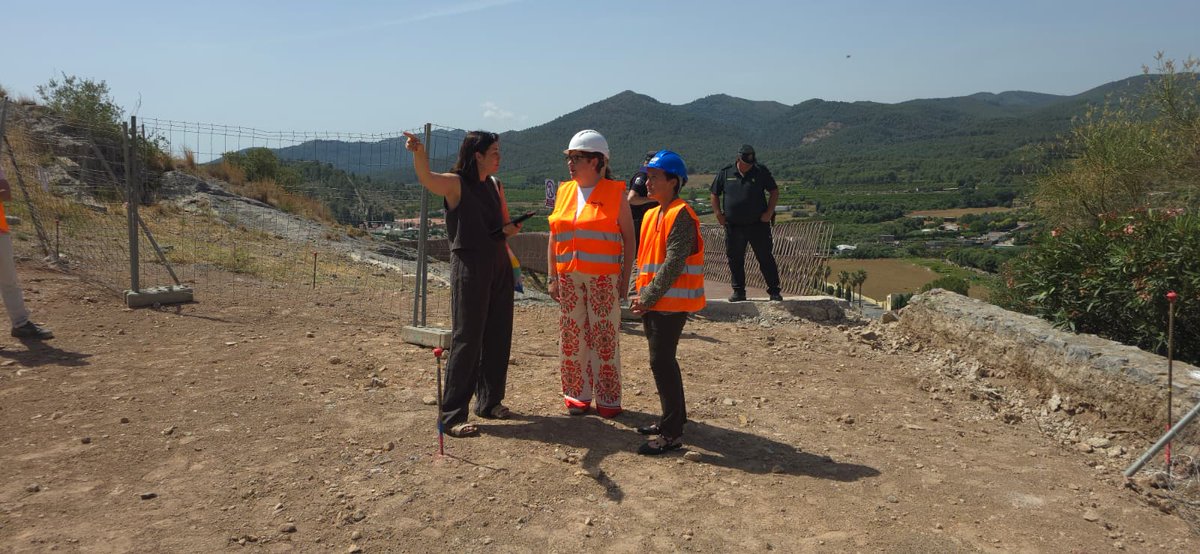 SubGobCAST's tweet photo. La subdelegada @Antogarciavalls ha visitat el projecte de recuperació del vessant sud del Castell d'#Onda 🏰
Un projecte possible gràcies a 2,96 M€ assignats pel @minturgob per a projectes de millora i dinamització del Patrimoni Històric amb ús turístic
#PRTR 🇪🇺 https://t.co/LplhK3L7Jz