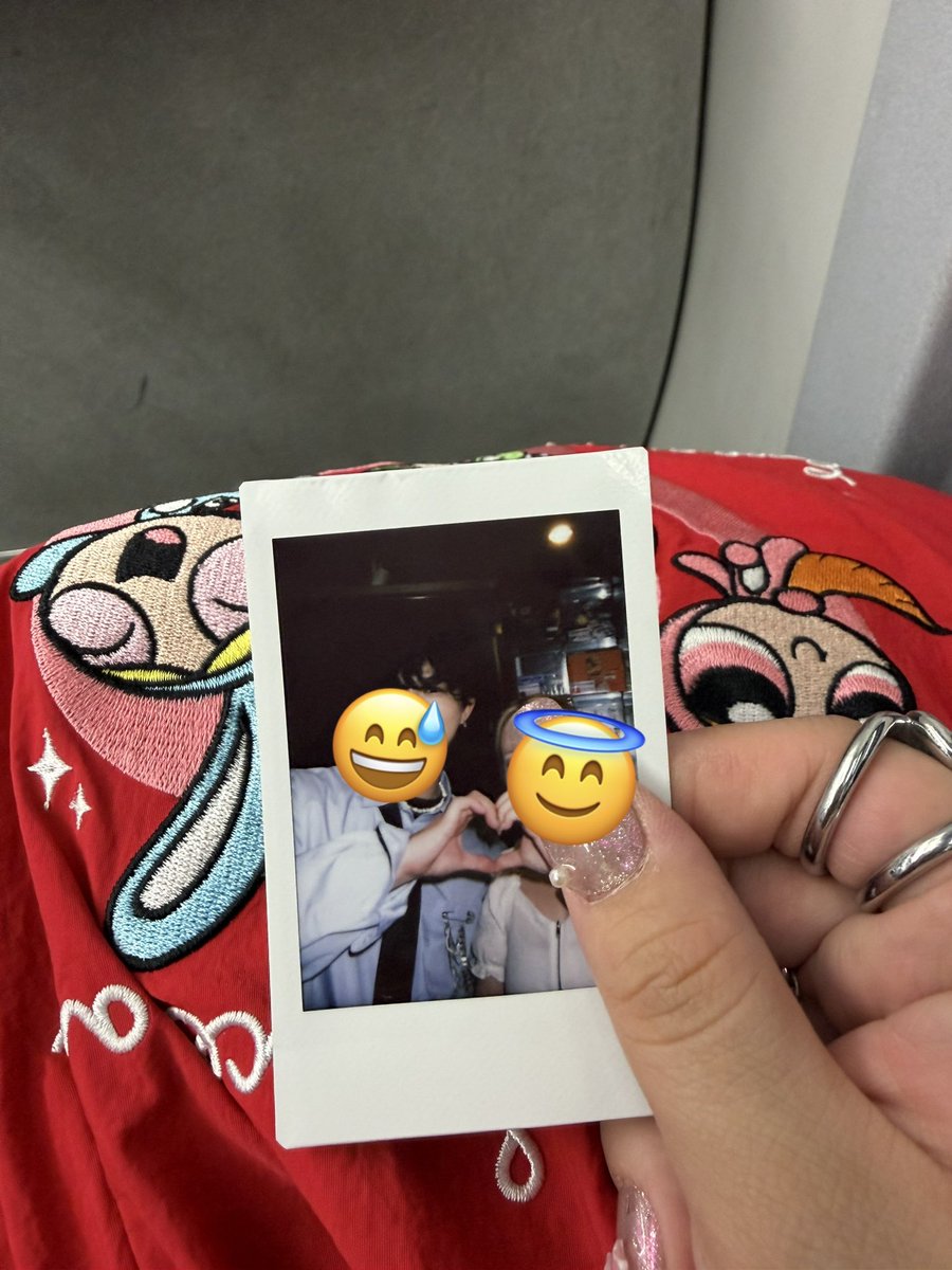 SAKI_SL0609's tweet photo. 髪型おろしてどおって言われたんだけど

めちゃくちゃ嫌いでそのズボンもめちゃくちゃ嫌いって言ってしまったオタク完全に嫌われた🫶🏻🥹www

そしてあれ？CDはって言われて
あー何買ったらいいかわかりませんでした
って言ったらこれって言われたので
素直に買ったオタクでした💿

ちょろつかさオタクで草でした
ありがとう