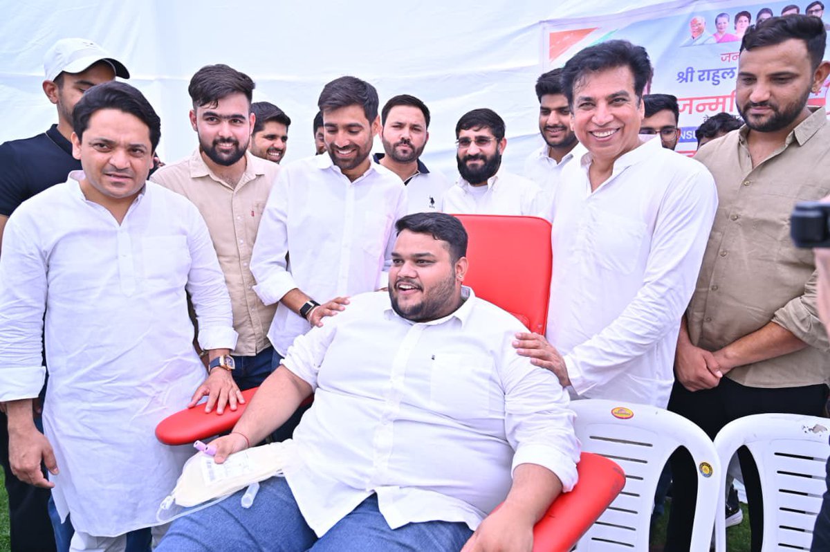 VinodJakharIN's tweet photo. नेता प्रतिपक्ष श्री @RahulGandhi जी के जन्मदिवस के अवसर पर NSUI राष्ट्रीय कार्यालय में आयोजित रक्तदान शिविर में दिल्ली प्रदेश कांग्रेस कमेटी के अध्यक्ष श्री @devendrayadvinc जी पधारकर रक्तदाताओं का हौसला बढाया ।

उन्होंने युवाओं को यह संदेश दिया कि राजनीति का सबसे सुंदर रूप जनसेवा और समाज के अंतिम व्यक्ति के साथ खड़े होने में है।

आइए, युवाशक्ति को बदलाव की ताकत बनाते हुए मानवता और जनहित के रास्ते पर आगे बढ़ें।
@INCDelhi
