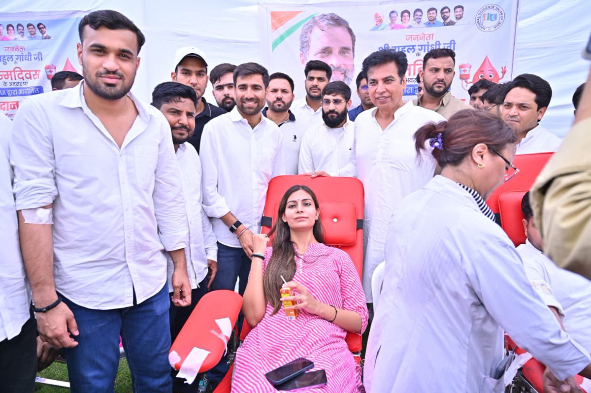 VinodJakharIN's tweet photo. नेता प्रतिपक्ष श्री @RahulGandhi जी के जन्मदिवस के अवसर पर NSUI राष्ट्रीय कार्यालय में आयोजित रक्तदान शिविर में दिल्ली प्रदेश कांग्रेस कमेटी के अध्यक्ष श्री @devendrayadvinc जी पधारकर रक्तदाताओं का हौसला बढाया ।

उन्होंने युवाओं को यह संदेश दिया कि राजनीति का सबसे सुंदर रूप जनसेवा और समाज के अंतिम व्यक्ति के साथ खड़े होने में है।

आइए, युवाशक्ति को बदलाव की ताकत बनाते हुए मानवता और जनहित के रास्ते पर आगे बढ़ें।
@INCDelhi