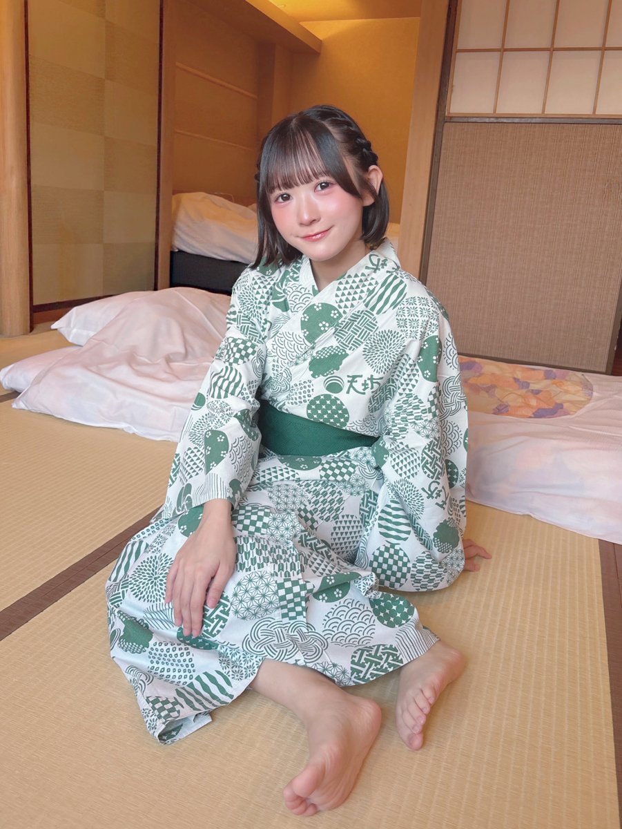 qumali_rin's tweet photo. 身長143cm、足のサイズは21.5cmです♡ https://t.co/kmsty7Cfom