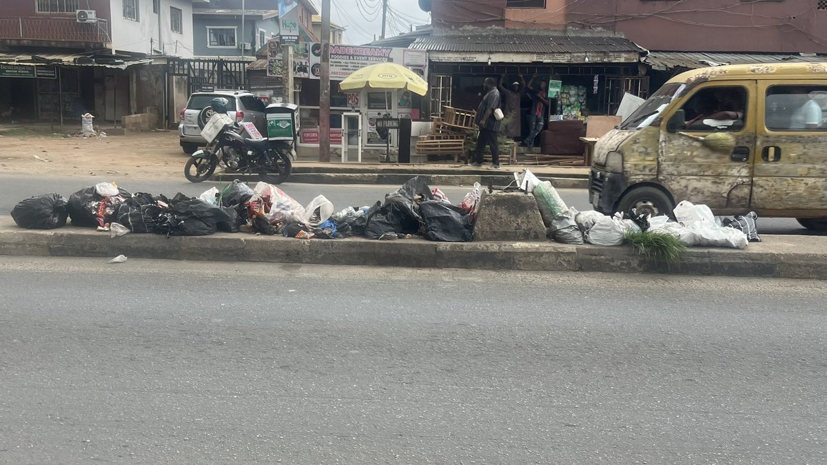Oluwanifise13's tweet photo. Snap shot from from the median of the Egbeda-idimu road today. 

More in the Cs

EKO ONI BAJE O https://t.co/AIdJ49aWA0