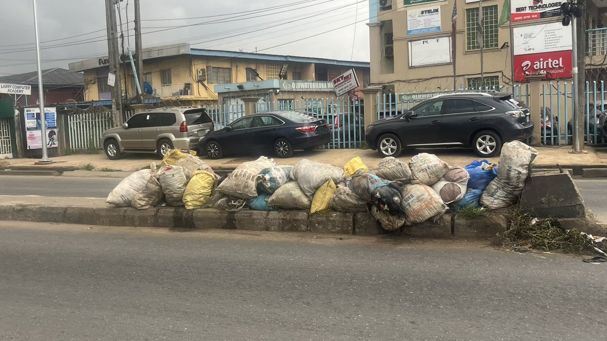 Oluwanifise13's tweet photo. Snap shot from from the median of the Egbeda-idimu road today. 

More in the Cs

EKO ONI BAJE O https://t.co/AIdJ49aWA0