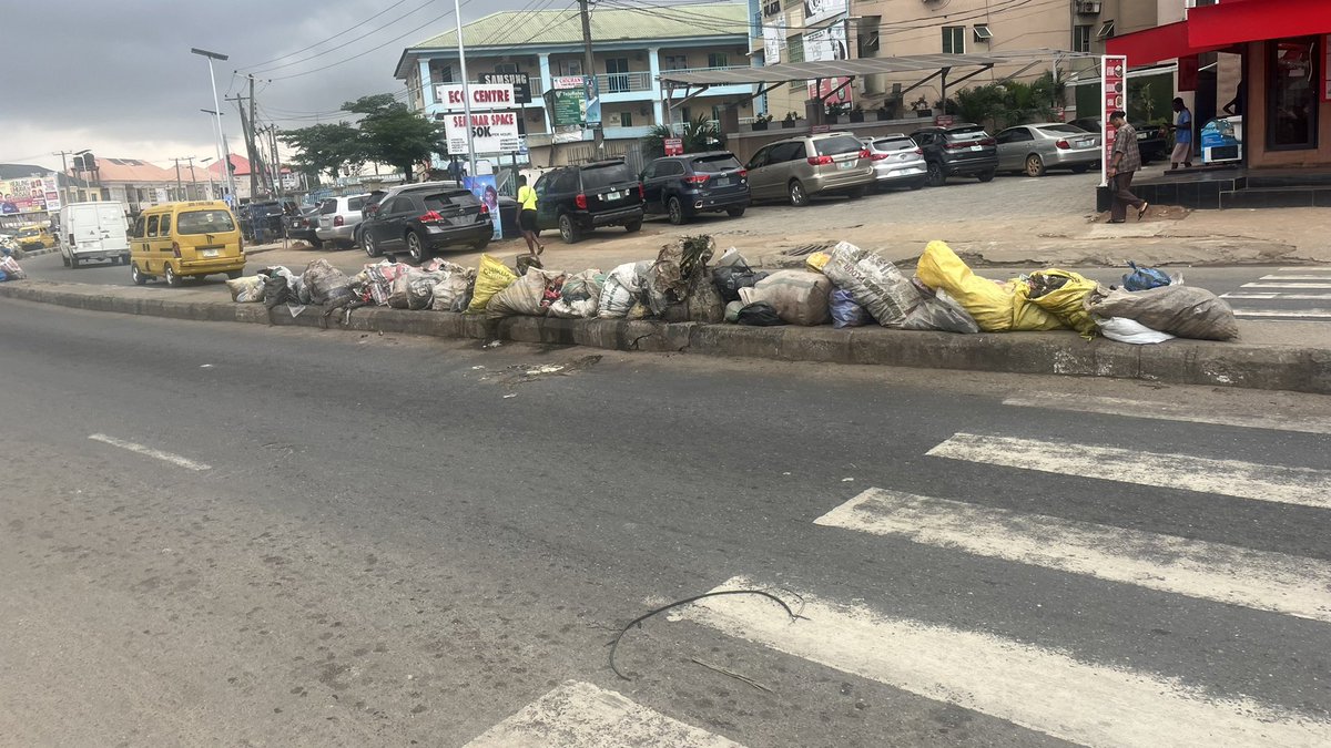 Oluwanifise13's tweet photo. Snap shot from from the median of the Egbeda-idimu road today. 

More in the Cs

EKO ONI BAJE O https://t.co/AIdJ49aWA0