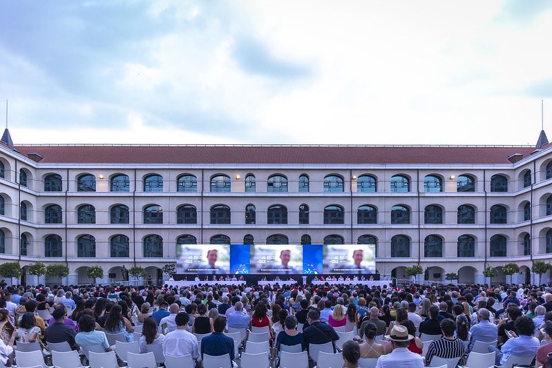uc3m's tweet photo. ¡El gran día ha llegado! 🎉🎓

¡Hoy comienzan las ceremonias de graduación de másteres! Y este año damos el pistoletazo de salida con los del área de Derecho. 

¡Síguelo en directo a partir de las 20:30h! 👇

https://t.co/Voj9nW2Buv https://t.co/aF3AKkyU8X