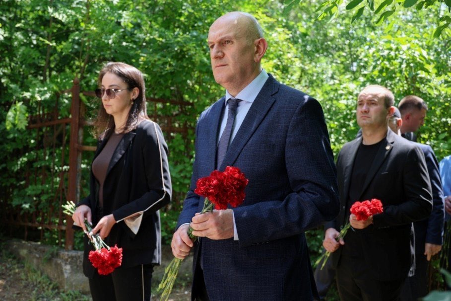 mid_rso's tweet photo. Церемония возложения цветов к Мемориальному памятнику 13 осетинским коммунарам https://t.co/vILckd67Nx