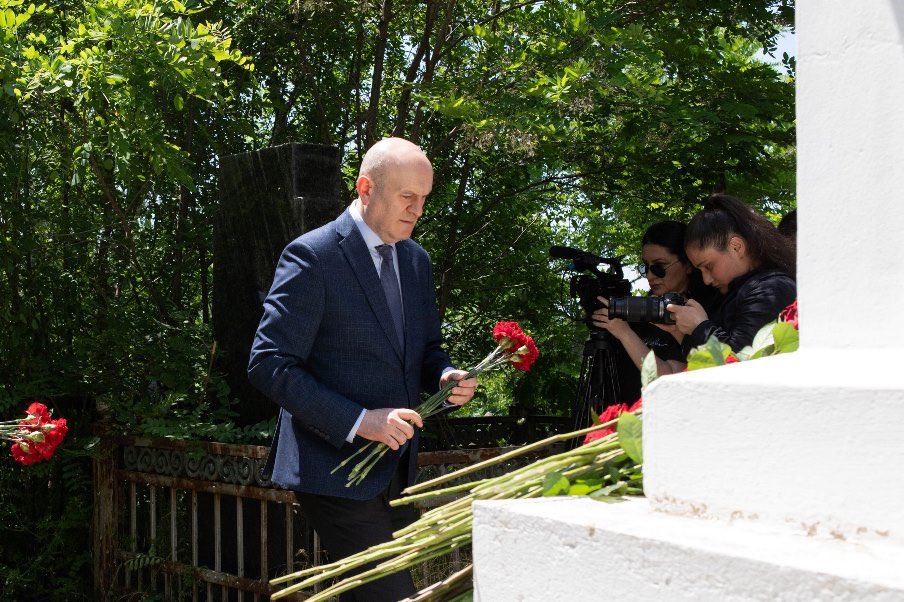 mid_rso's tweet photo. Церемония возложения цветов к Мемориальному памятнику 13 осетинским коммунарам https://t.co/vILckd67Nx