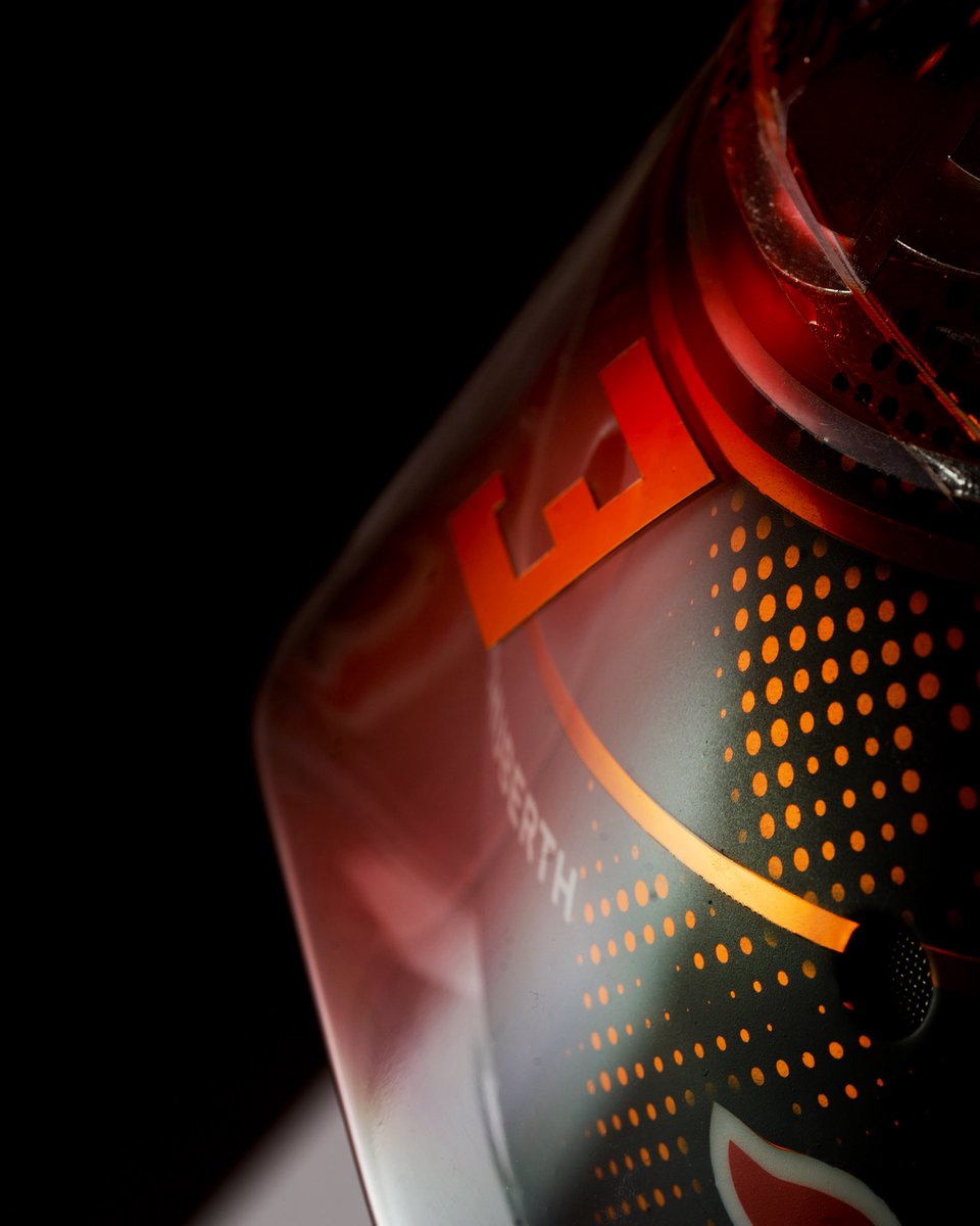 VerstappenCOM's tweet photo. Details 🔎  This year's Orange Lion Helmet is something else 🟠

Own your own scale model, available at https://t.co/Ga9eks3hH7 https://t.co/jvW0zox4h3