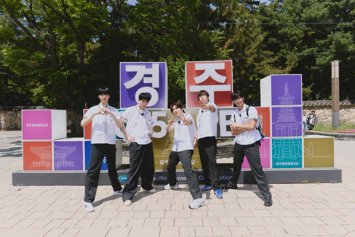 OfficialMONSTAX's tweet photo. [📸]
#몬스타엑스 <몬 먹어도 고> 
Be In MONSTA X's Scenes! ✨ 

푸릇푸릇한 풍경과 함께 
황리단길과 대릉원에서 한 컷 어때요? 

제작 지원 : 한국관광공사 

#MONSTAX #몬스타엑스
#몬먹어도고 #MONMUSTGOON  
#몬먹고 #MONMUKGO  
#한국관광공사 #VisitKorea 
#경주여행 #Gyeongju https://t.co/i7ANgH9yMq