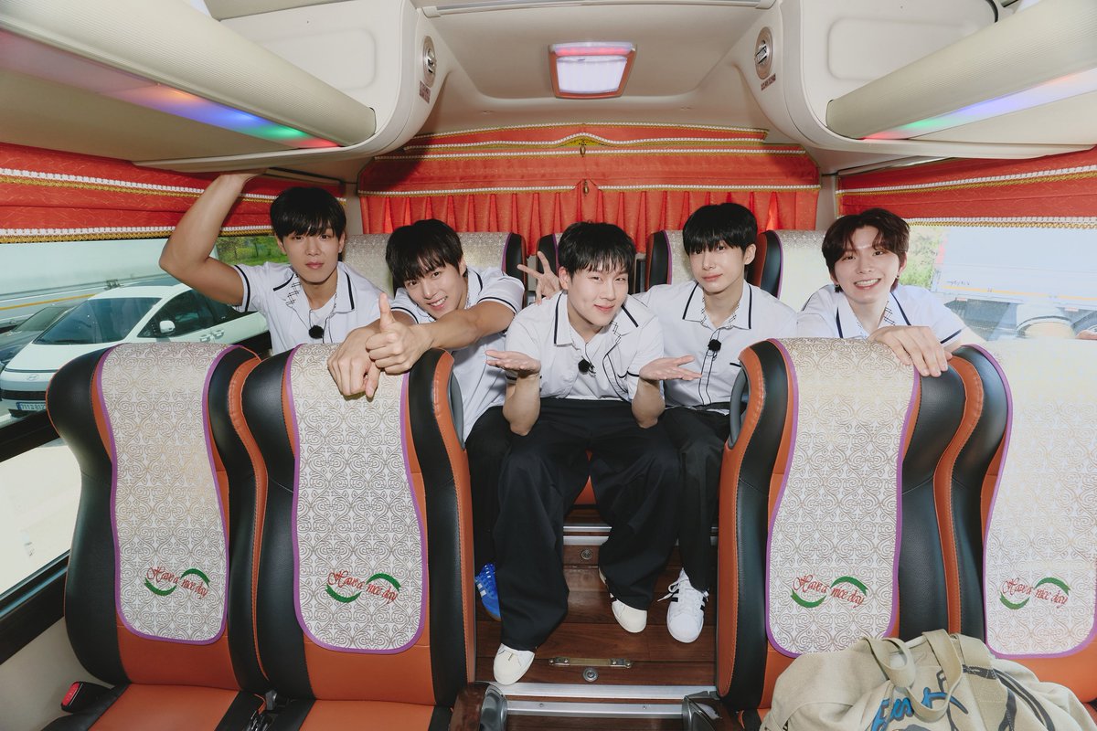 OfficialMONSTAX's tweet photo. [📸]
#몬스타엑스 <몬 먹어도 고> 
Be In MONSTA X's Scenes! ✨ 

푸릇푸릇한 풍경과 함께 
황리단길과 대릉원에서 한 컷 어때요? 

제작 지원 : 한국관광공사 

#MONSTAX #몬스타엑스
#몬먹어도고 #MONMUSTGOON  
#몬먹고 #MONMUKGO  
#한국관광공사 #VisitKorea 
#경주여행 #Gyeongju https://t.co/i7ANgH9yMq