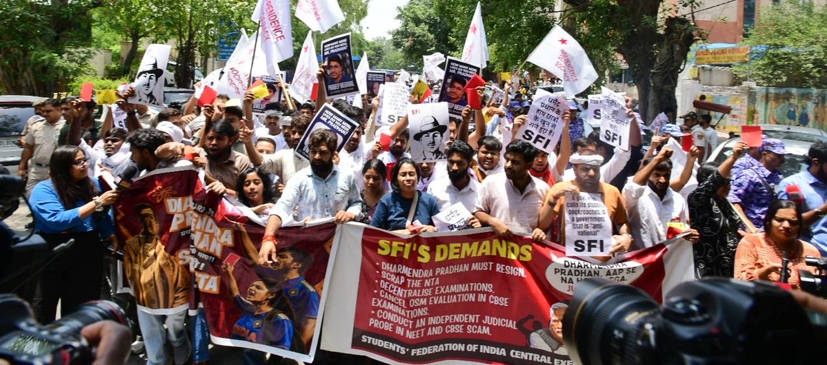 SFI_CEC's tweet photo. Thousands of SFI activists lay siege to the Ministry of Education demanding the immediate resignation of Dharmendra Pradhan https://t.co/600oRT6tZb