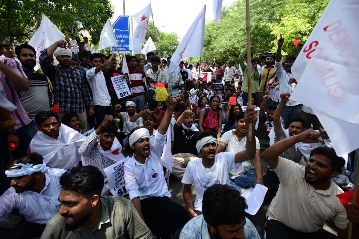 SFI_CEC's tweet photo. Thousands of SFI activists lay siege to the Ministry of Education demanding the immediate resignation of Dharmendra Pradhan https://t.co/600oRT6tZb