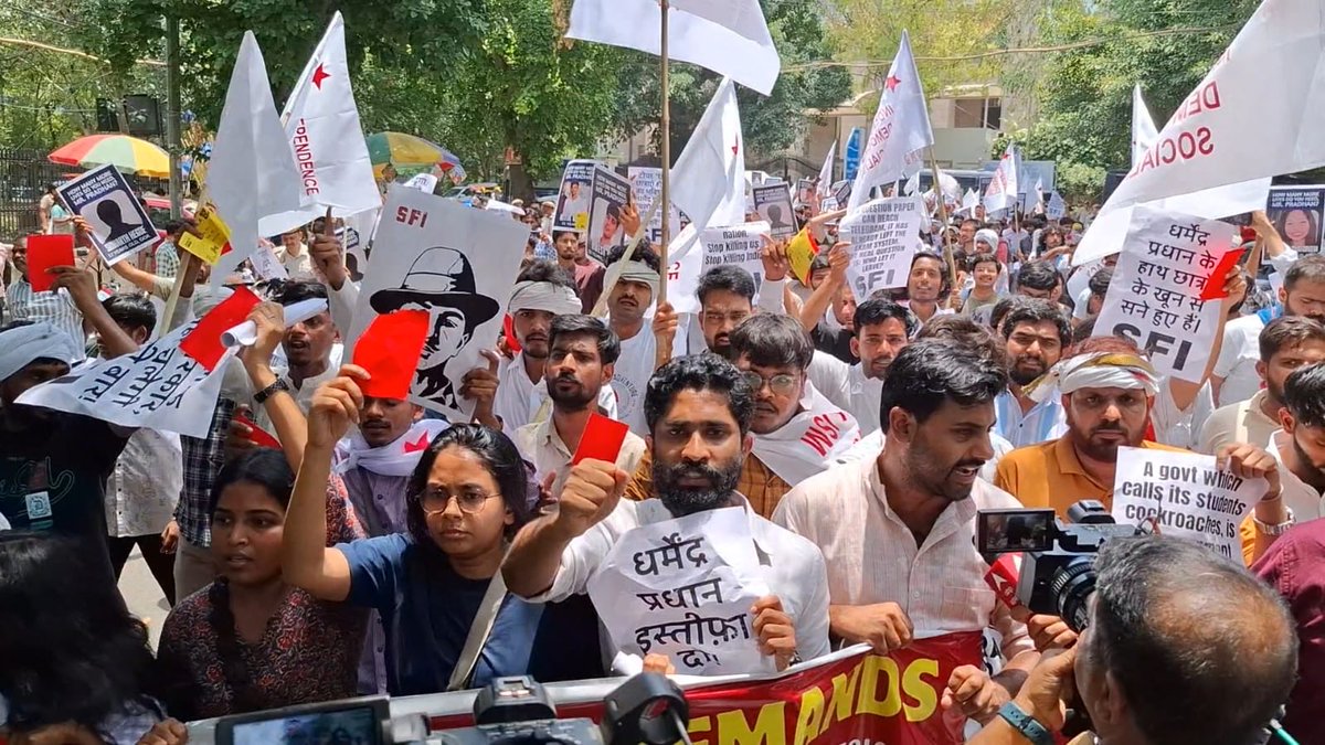 SFI_CEC's tweet photo. Thousands of SFI activists lay siege to the Ministry of Education demanding the immediate resignation of Dharmendra Pradhan https://t.co/600oRT6tZb