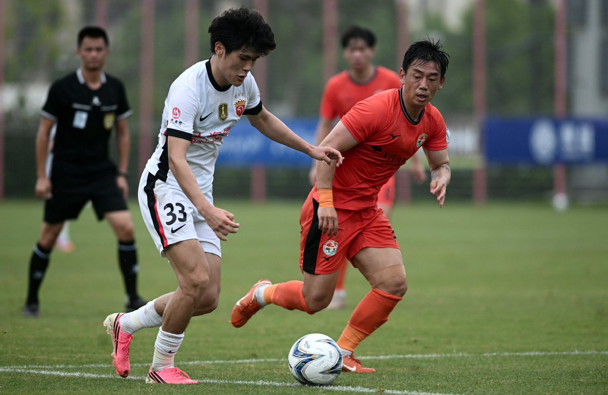 HotpotFootball's tweet photo. With goals from Zhang Linpeng &amp; Liu Zhurun, Shanghai Port, without any foreign players, defeated China League Two team Shanghai Second (3rd tier) 2-1 away in the 4th round of the CFA Cup, advancing to the next round.

#CFACup https://t.co/BZrJ8Darpl