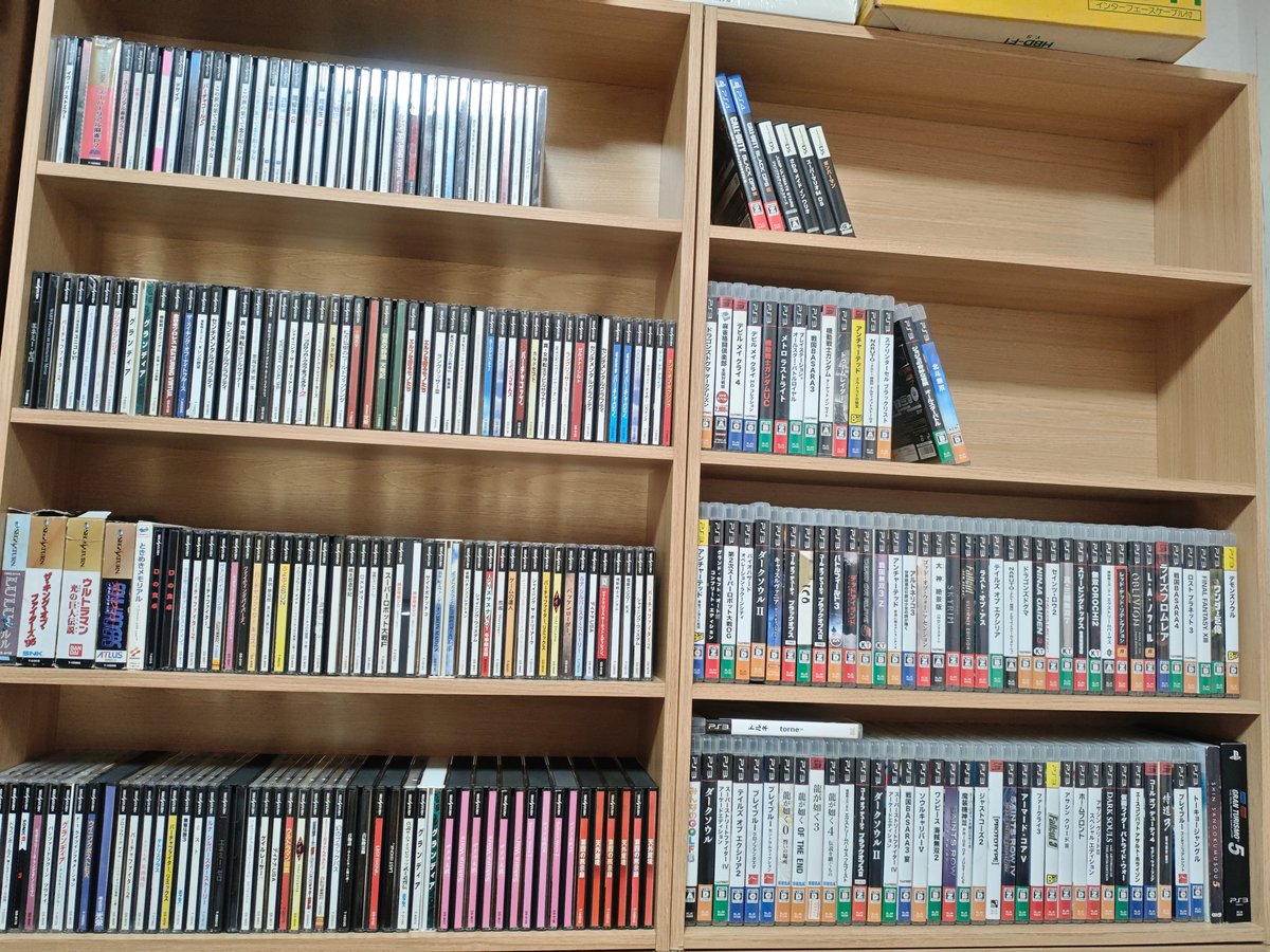 310710RIDER's tweet photo. ゲーム部屋進捗・・・本棚4つ買ってレトロゲーム並べてみたけれど、あとはドリームキャストのゲーム入れたらいっぱいいっぱいだ(´・ω・｀) https://t.co/6iYLB3LWfb