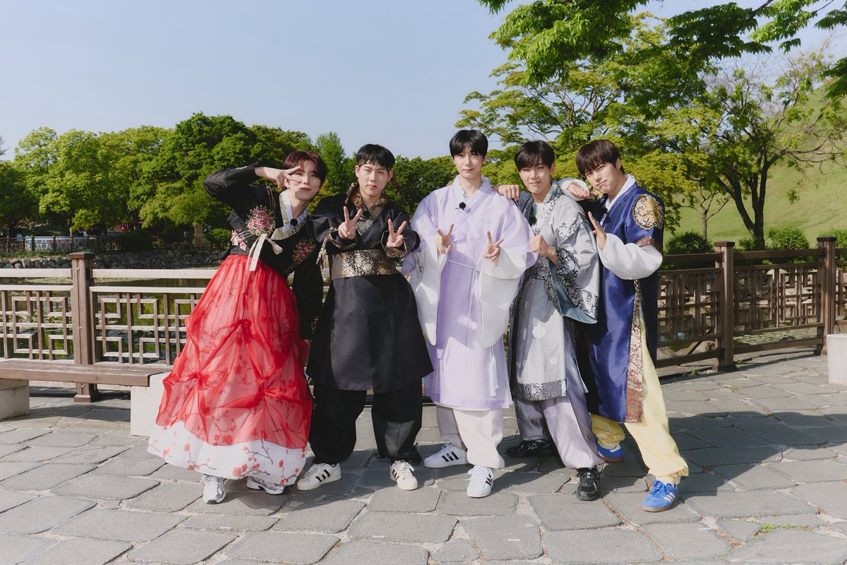 OfficialMONSTAX's tweet photo. [📸]
#몬스타엑스 <몬 먹어도 고> 
Be In MONSTA X's Scenes! ✨ 

푸릇푸릇한 풍경과 함께 
황리단길과 대릉원에서 한 컷 어때요? 

제작 지원 : 한국관광공사 

#MONSTAX #몬스타엑스
#몬먹어도고 #MONMUSTGOON  
#몬먹고 #MONMUKGO  
#한국관광공사 #VisitKorea 
#경주여행 #Gyeongju https://t.co/4xx7AUQ2xX