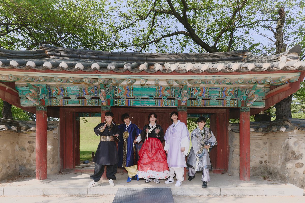 OfficialMONSTAX's tweet photo. [📸]
#몬스타엑스 <몬 먹어도 고> 
Be In MONSTA X's Scenes! ✨ 

푸릇푸릇한 풍경과 함께 
황리단길과 대릉원에서 한 컷 어때요? 

제작 지원 : 한국관광공사 

#MONSTAX #몬스타엑스
#몬먹어도고 #MONMUSTGOON  
#몬먹고 #MONMUKGO  
#한국관광공사 #VisitKorea 
#경주여행 #Gyeongju https://t.co/4xx7AUQ2xX