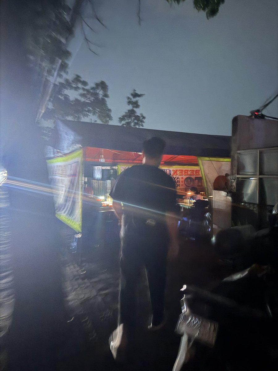 laurier30cm's tweet photo. bete bgt makan pecel lele kek pesugihan mati lampu https://t.co/r63LPH8MUj