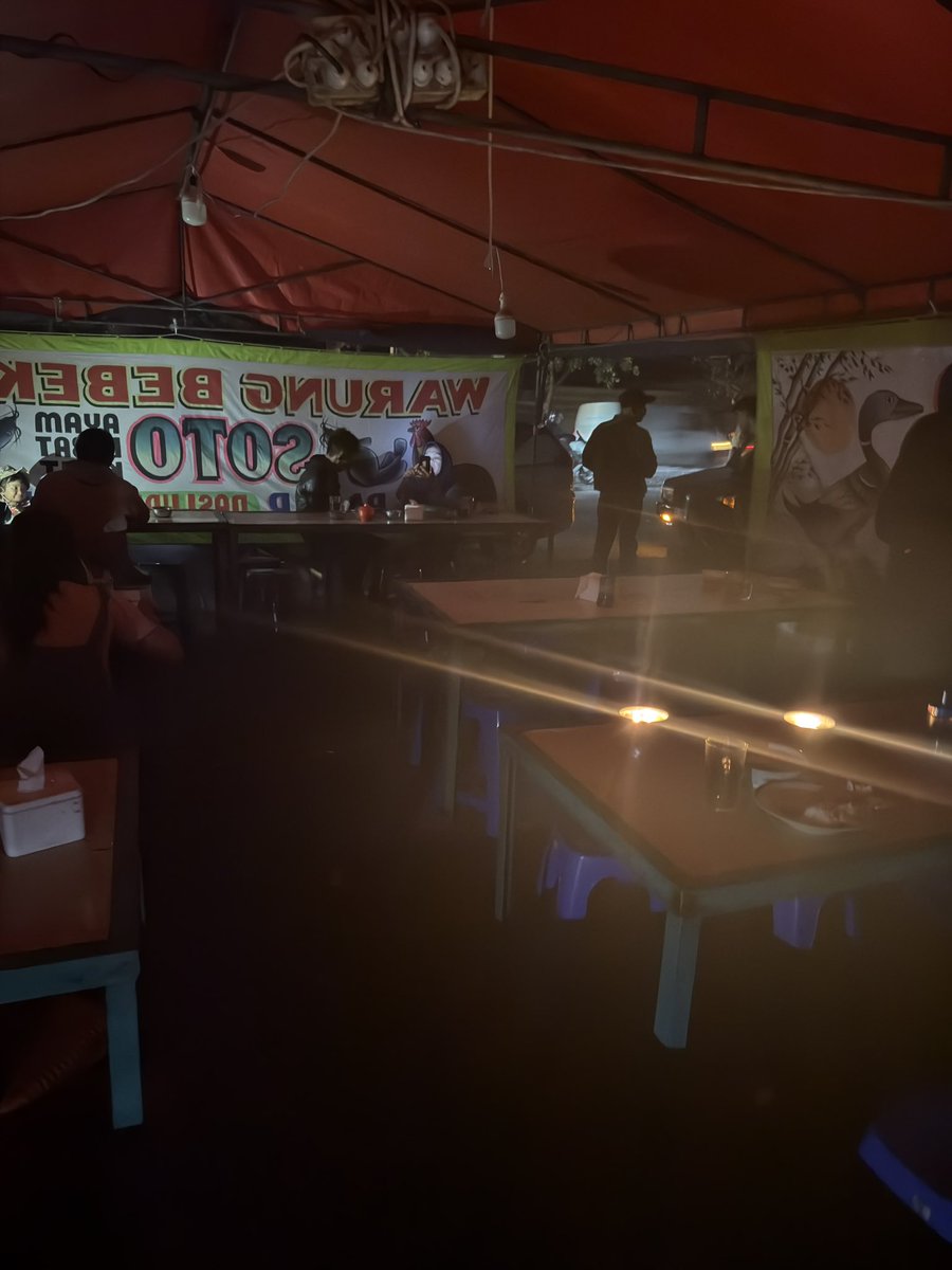 laurier30cm's tweet photo. bete bgt makan pecel lele kek pesugihan mati lampu https://t.co/r63LPH8MUj