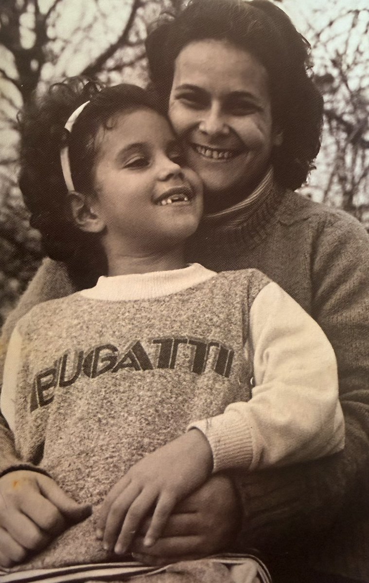 PizarroMariaJo's tweet photo. Se fue, Nina, mi tia. Esta es la Nina que guardo en mi corazón, la que me cuidó como una madre en nuestro exilio. La compinche y confidente con su sonrisa juguetona siempre presente.

Gracias por los años en los que fuiste soporte y gracias por Alejandra, tu hija y mi hermana. 

Buen viaje, tia Nina