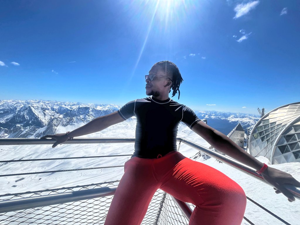 Muzingaye_Thaka's tweet photo. On Top of Germany 🇩🇪 😎 
#Zugspitze https://t.co/7PvvQcvAP4